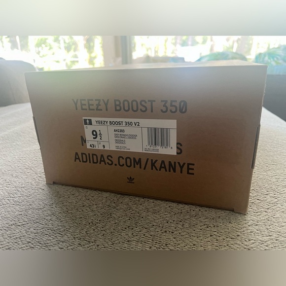 adidas Yeezy Boost 350 V2 Beluga 2.0 - Picture 8 of 9